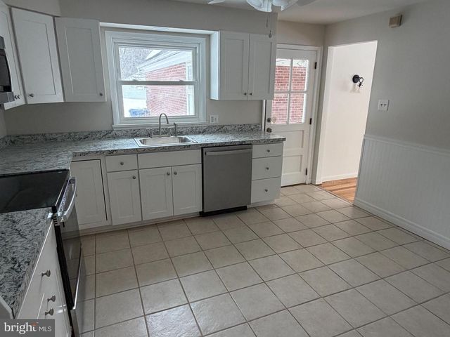 1601 WOODCREST RD, Harrisburg, PA 17112