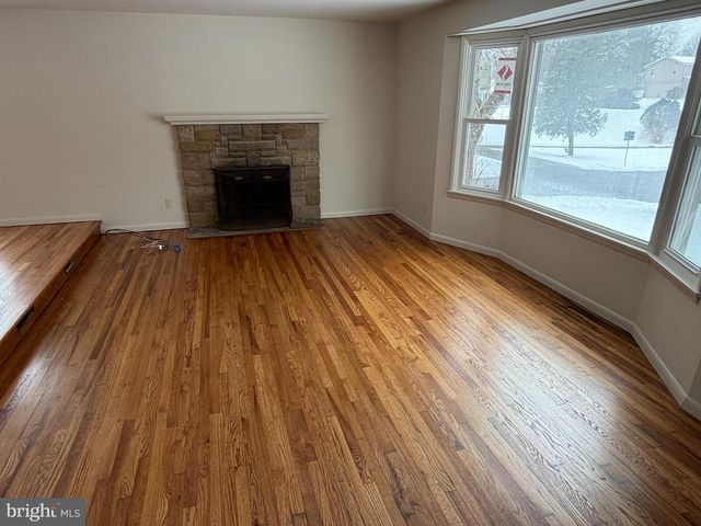 1601 WOODCREST RD, Harrisburg, PA 17112