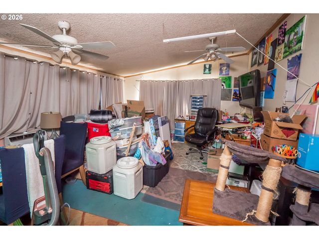 496 SCOTTS GLEN Dr, Springfield, OR 97477