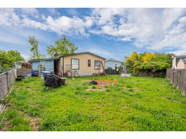 496 SCOTTS GLEN Dr, Springfield, OR 97477