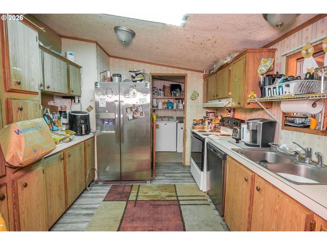496 SCOTTS GLEN Dr, Springfield, OR 97477