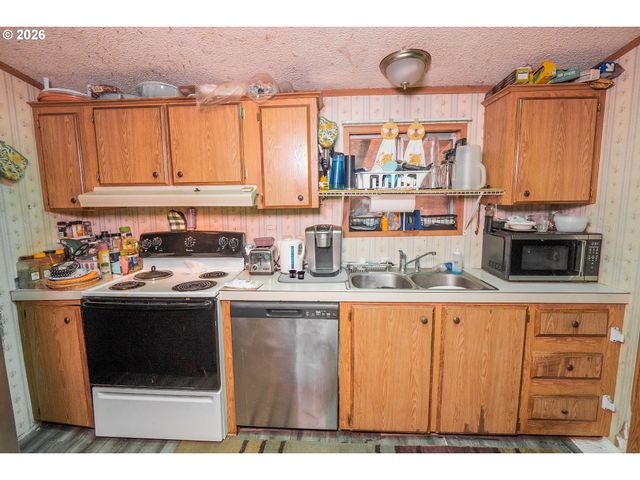 496 SCOTTS GLEN Dr, Springfield, OR 97477