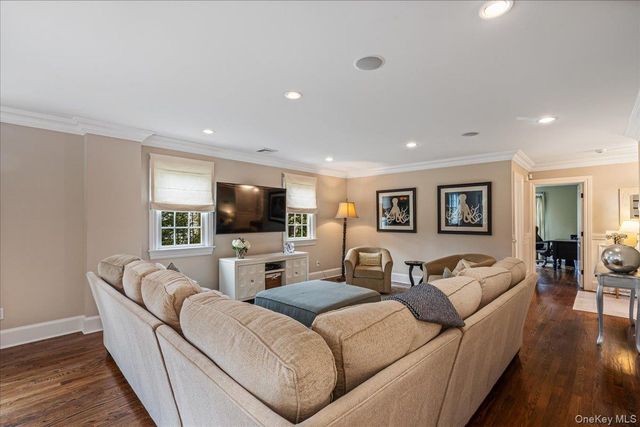 12 Whitehall Road, Rockville Centre, NY 11570
