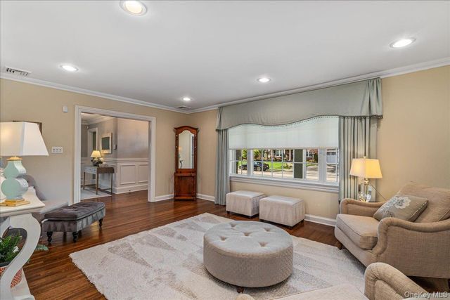 12 Whitehall Road, Rockville Centre, NY 11570