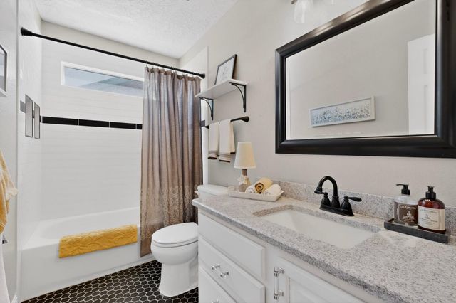 9409 Holm Bursun Drive NW, Albuquerque, NM 87114