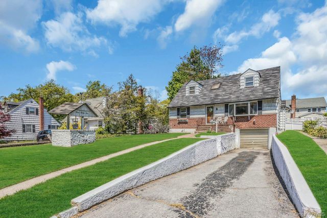 325 N Service Road, Roslyn Heights, NY 11577