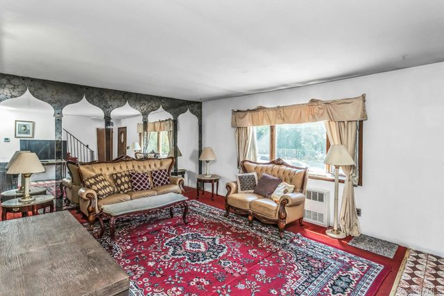 325 N Service Road, Roslyn Heights, NY 11577