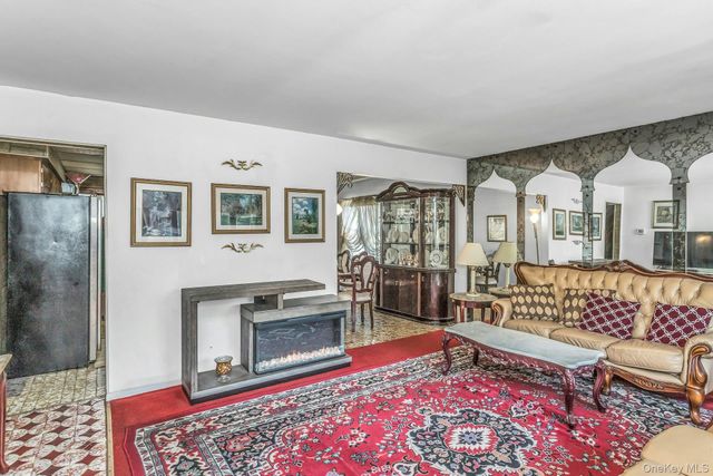 325 N Service Road, Roslyn Heights, NY 11577