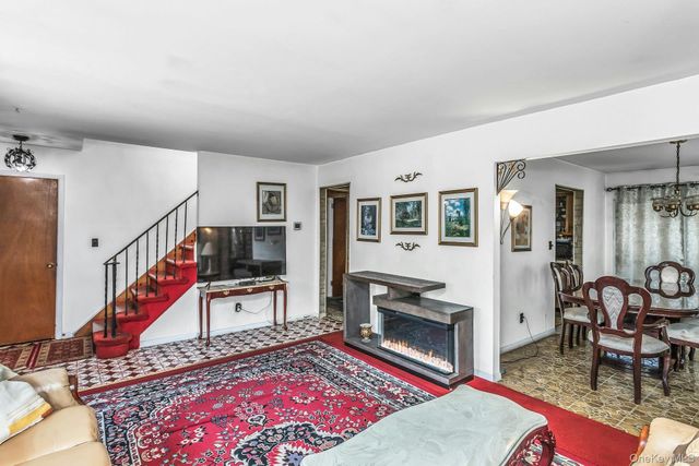325 N Service Road, Roslyn Heights, NY 11577