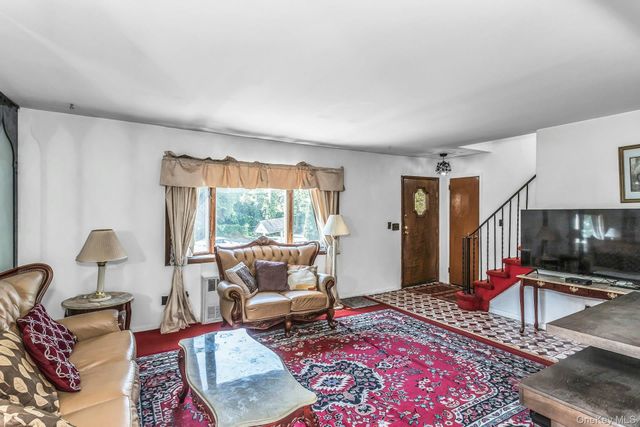 325 N Service Road, Roslyn Heights, NY 11577