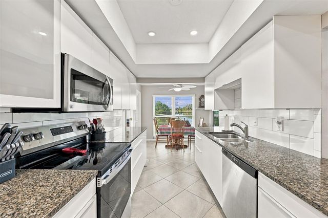 211 STONEHAM DRIVE, Sun City Center, FL 33573
