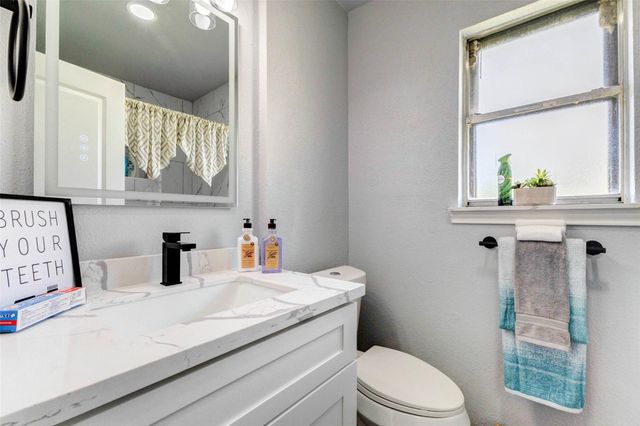 218 S Nugent Street, La Porte, TX 77571