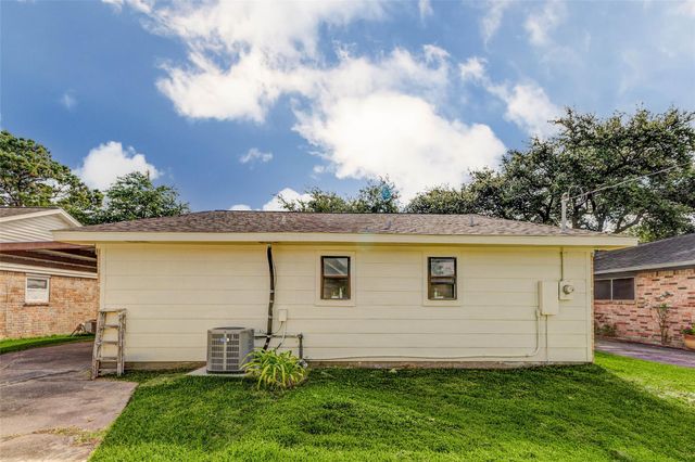 218 S Nugent Street, La Porte, TX 77571