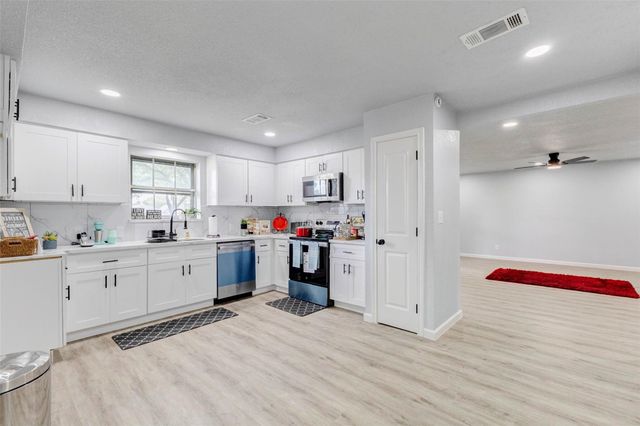 218 S Nugent Street, La Porte, TX 77571