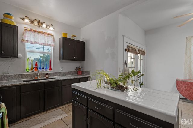 1919 Maple Avenue, Bakersfield, CA 93304