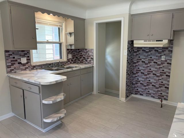 25 W Auburn Street, Ecorse, MI 48229