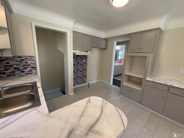 25 W Auburn Street, Ecorse, MI 48229