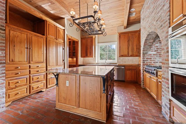 5806 Highland Rd, Baton Rouge, LA 70808