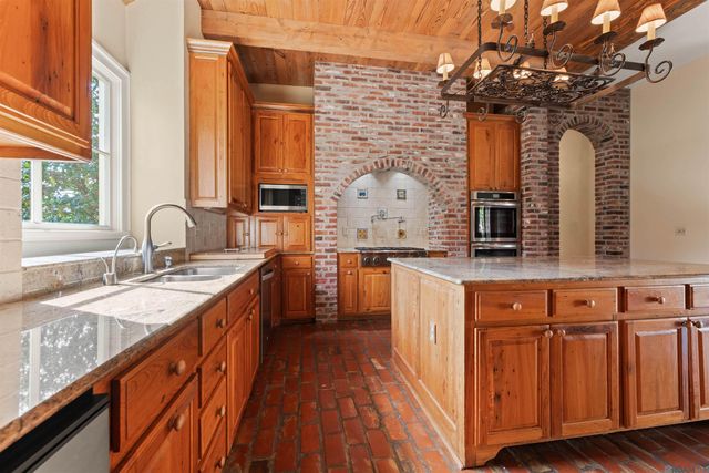 5806 Highland Rd, Baton Rouge, LA 70808