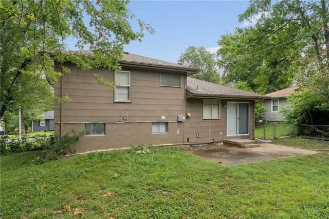 5901 Fairlane Drive, Kansas City, MO 64134