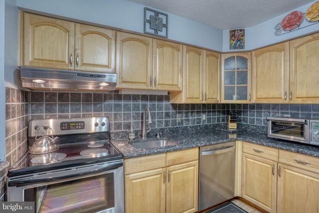 4 S MERRIMENT DR, Newark, DE 19702