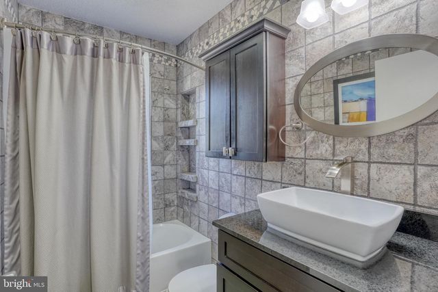 4 S MERRIMENT DR, Newark, DE 19702