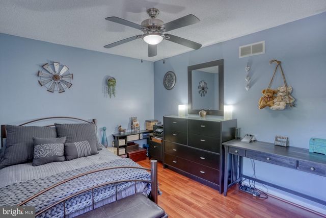 4 S MERRIMENT DR, Newark, DE 19702