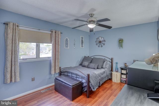 4 S MERRIMENT DR, Newark, DE 19702