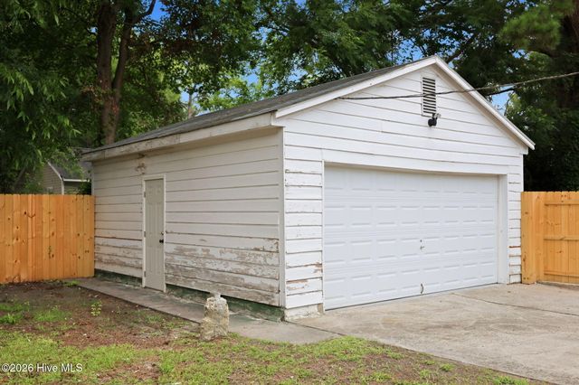 405 Greenview Drive N, Greenville, NC 27834