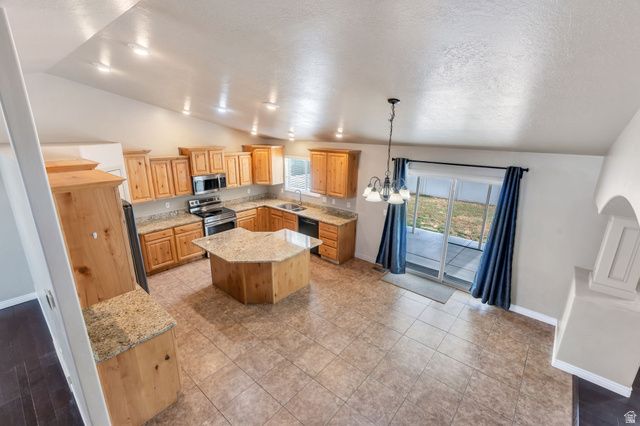 3268 W 1025 N, Layton, UT 84041