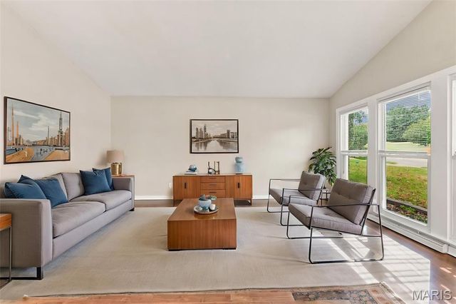1146 Swarthmore Lane, St Louis, MO 63130