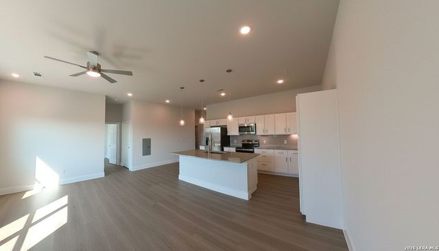 330 E Carson St Apt 2101, San Antonio, TX 78208