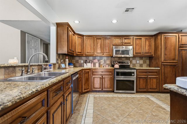 2114 Oakglen Drive, Ardmore, OK 73401
