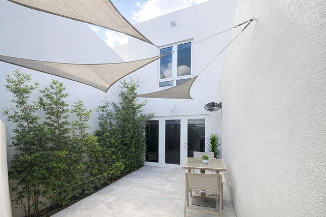 10565 NW 64th Way, Doral, FL 33178