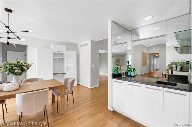 45 Maywood Avenue, Bloomfield Hills, MI 48304