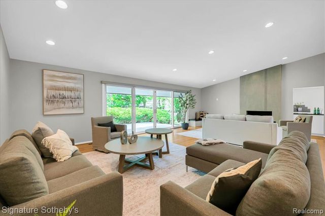 45 Maywood Avenue, Bloomfield Hills, MI 48304