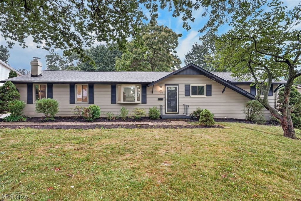720 Lorena Street SW, North Canton, OH 44720