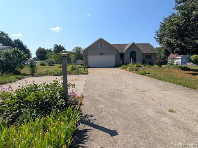 9362 Bennett Lake Road, Fenton, MI 48430