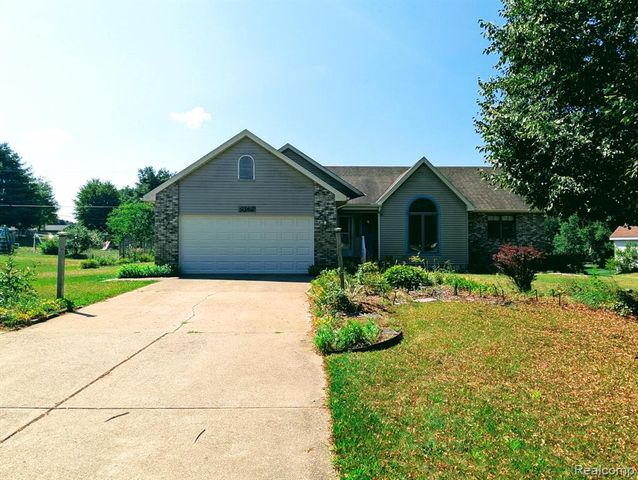 9362 Bennett Lake Road, Fenton, MI 48430