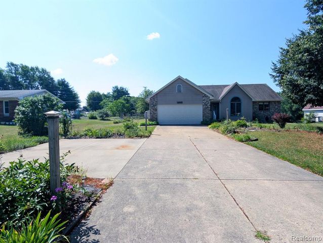 9362 Bennett Lake Road, Fenton, MI 48430