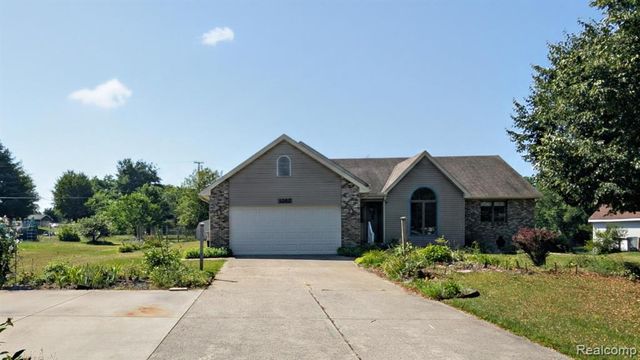 9362 Bennett Lake Road, Fenton, MI 48430