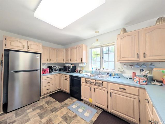 9362 Bennett Lake Road, Fenton, MI 48430