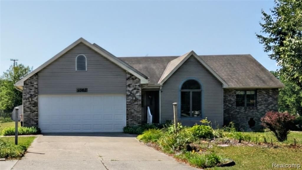 9362 Bennett Lake Road, Fenton, MI 48430