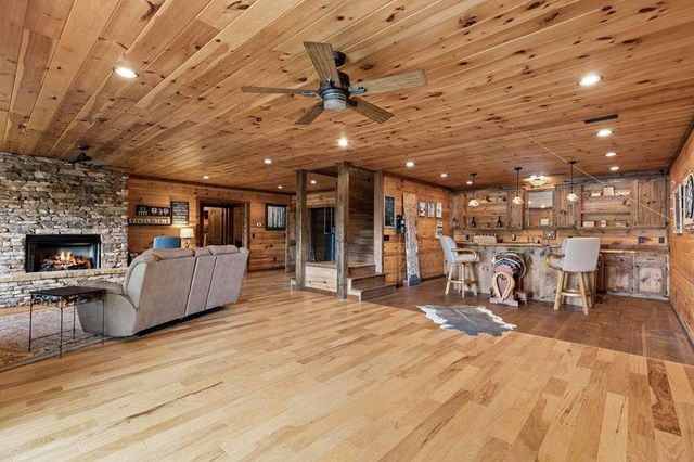 9 Kensington Drive, Mineral Bluff, GA 30559