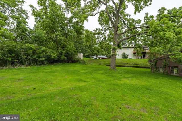105 LAKE RD, Elizabethtown, PA 17022