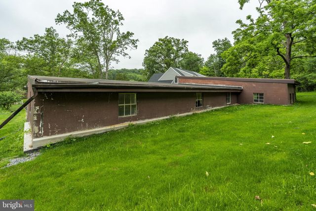 105 LAKE RD, Elizabethtown, PA 17022