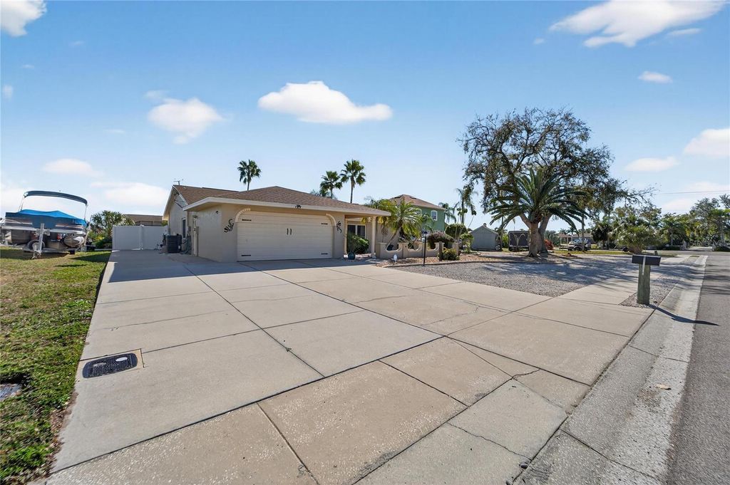 Image 6 of property listing at 6503 SANTIAGO COURT, Apollo Beach, FL 33572