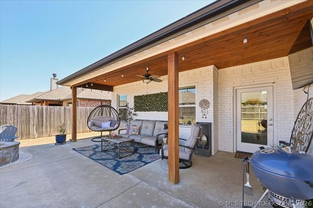 27423 E 109th Street S, Coweta, OK 74429