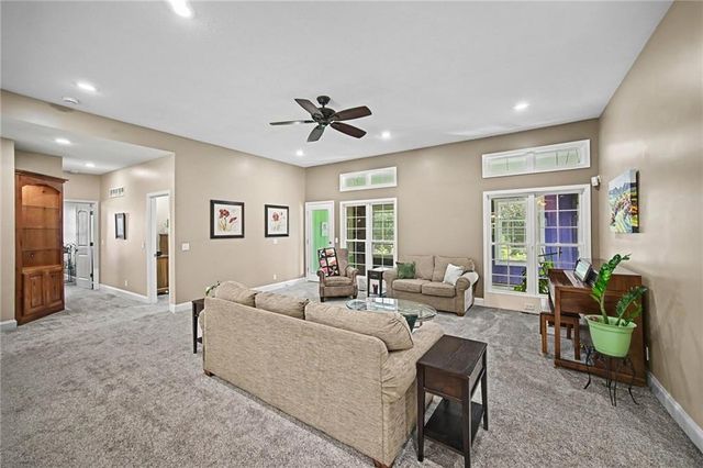 6989 141st Street, Basehor, KS 66007