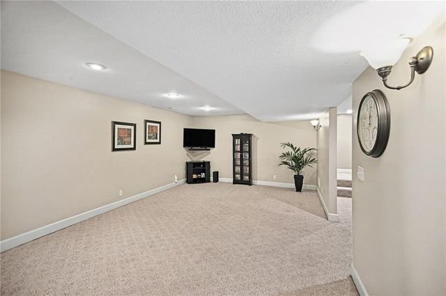 6989 141st Street, Basehor, KS 66007